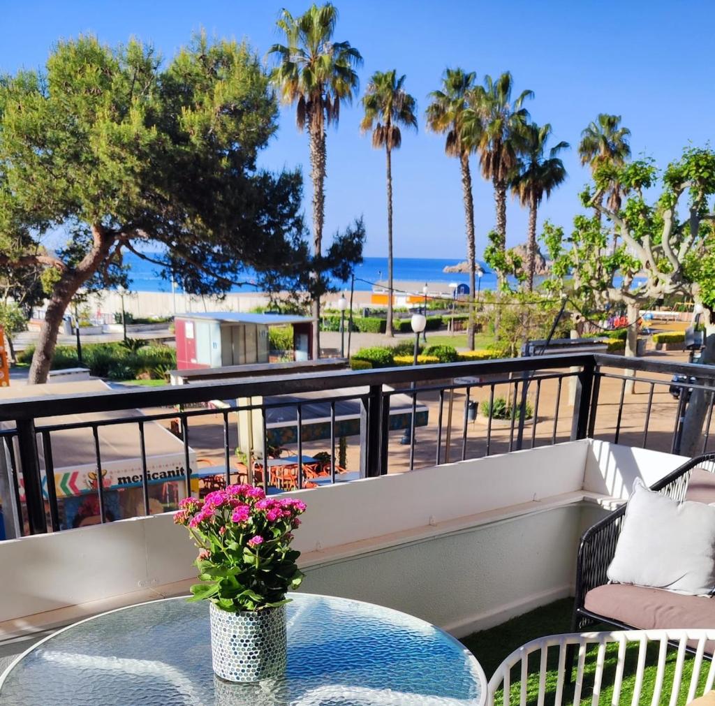 Wohnung in Malgrat de Mar: SeaHomes Vacations - Seafront Mediterranean Ap & PKG