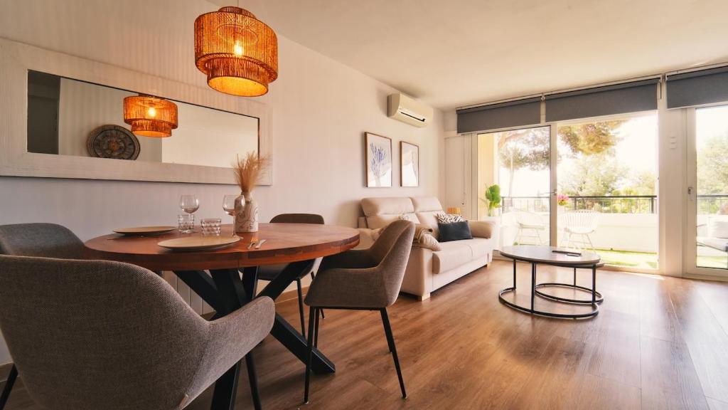 SeaHomes Vacations - Seafront Mediterranean Ap & PKG 4