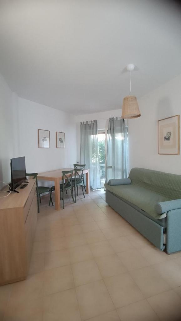 un salon avec un canapé et une table dans l'établissement Residence Airone, à Orbetello