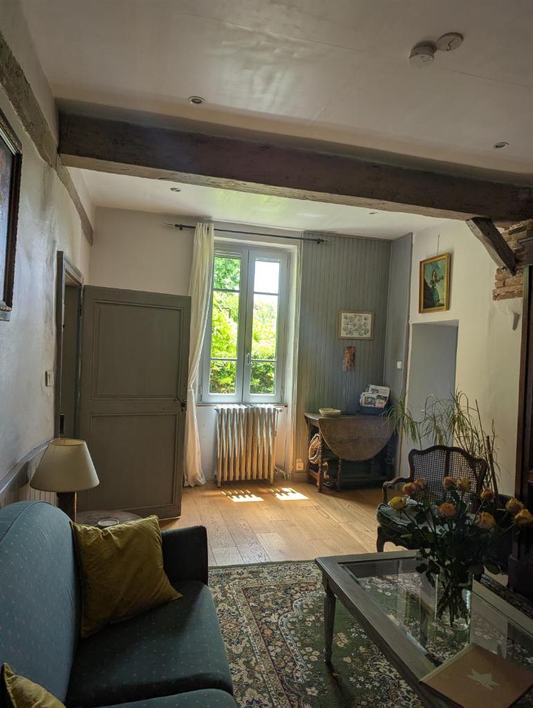 un salon avec un canapé et une table dans l'établissement Gîte de la Tour Donjon, à Belcastel