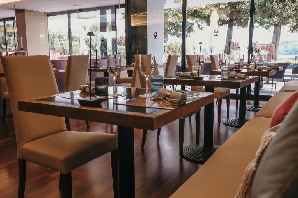 une rangée de tables et de chaises dans un restaurant dans l'établissement Hotel Salò du Parc, à Salò