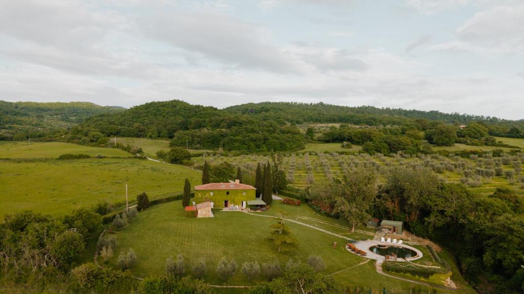 une vue aérienne d'une maison dans un champ dans l'établissement Podere la Piscina acqua calda RestArt, à San Casciano dei Bagni