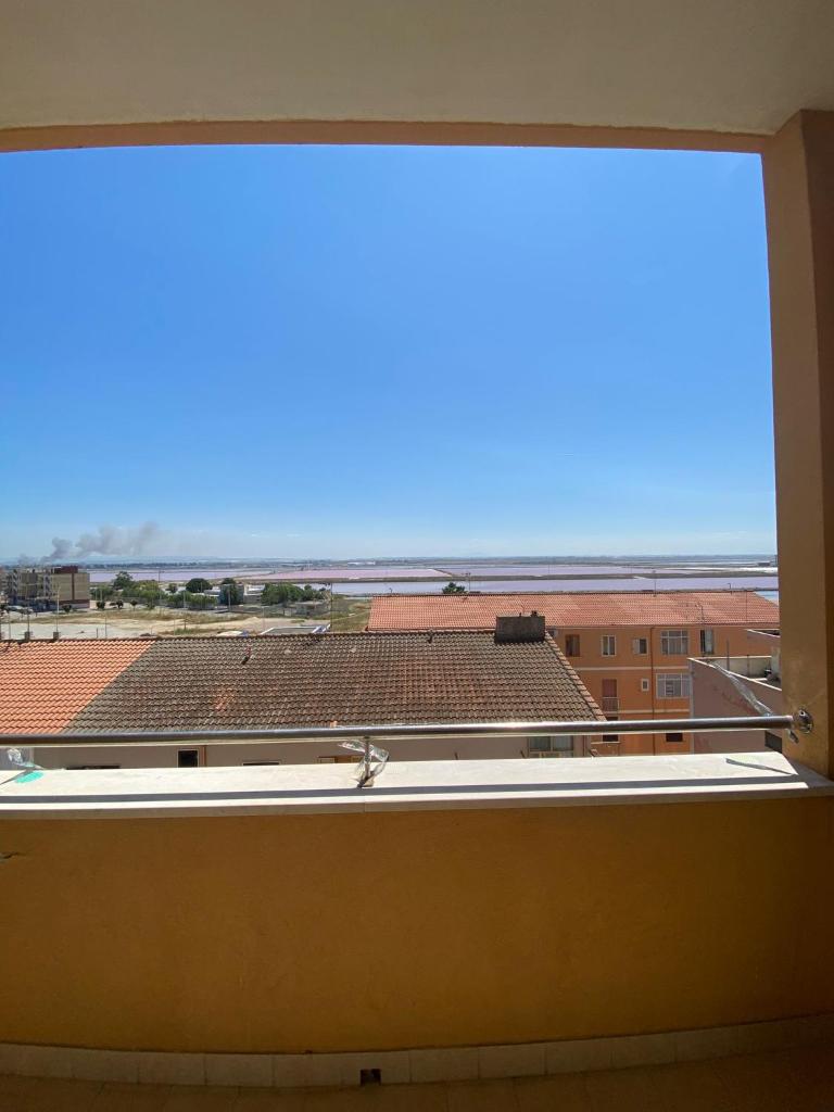 une vue depuis la fenêtre d'un immeuble dans l'établissement Lbr SUITE Apartment, à Margherita di Savoia 24 autres photos