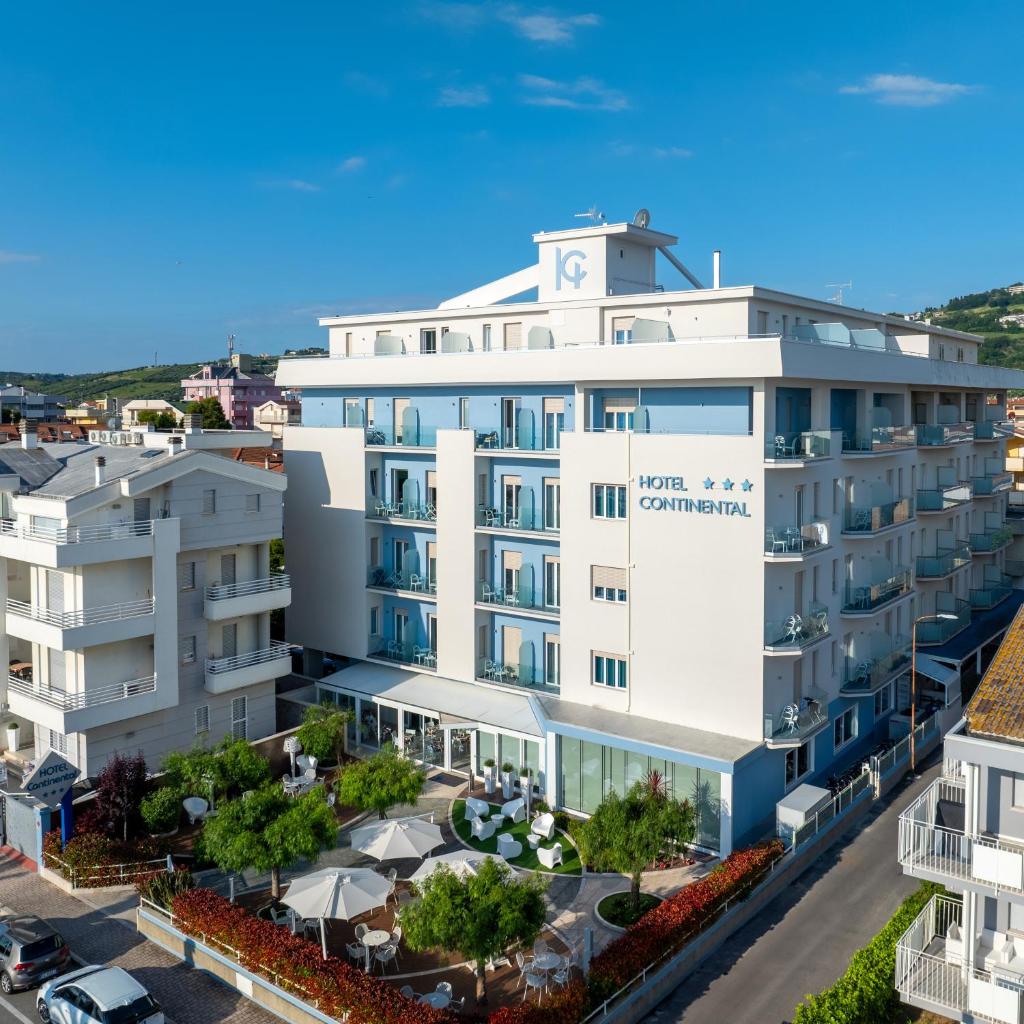 une vue aérienne du nouvel hôtel Coronado dans l'établissement Hotel Continental, à Tortoreto Lido