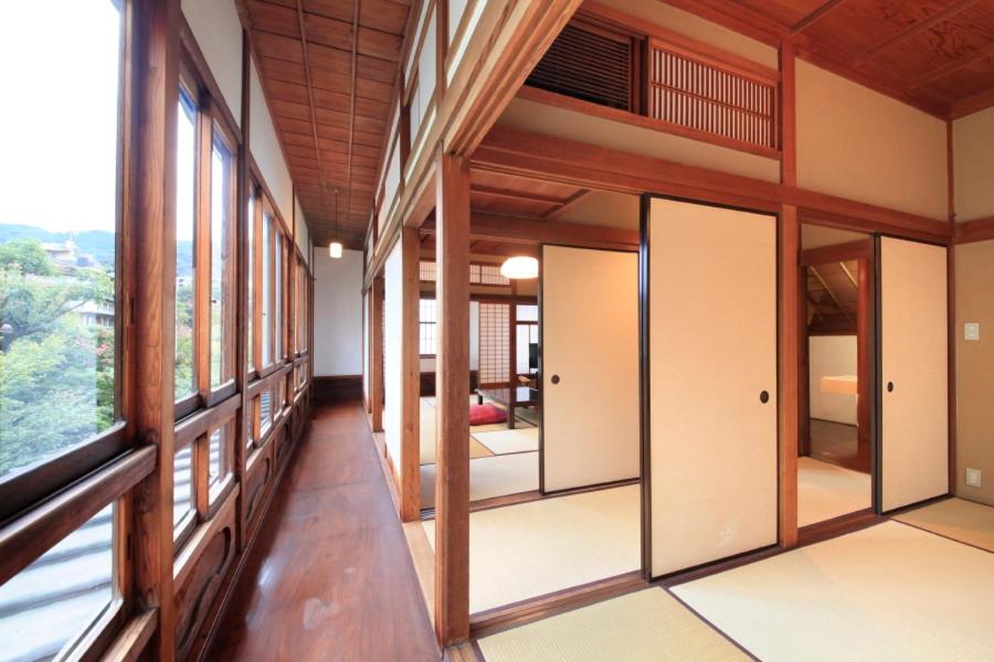 - un couloir d'une maison avec de grandes fenêtres dans l'établissement Bansuirou Fukuzumi, à Hakone