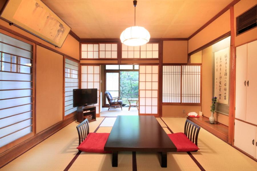 une salle à manger avec une table et des chaises dans l'établissement Bansuirou Fukuzumi, à Hakone