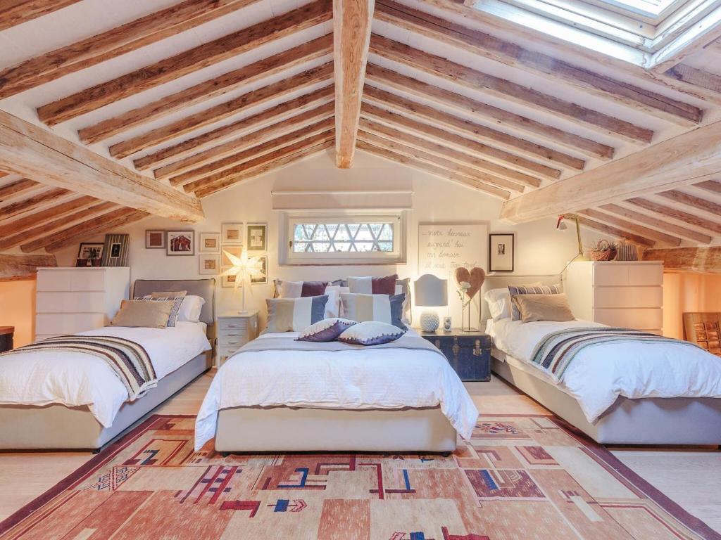 Cette chambre spacieuse dispose de 2 lits et de plafonds en bois. dans l'établissement Villa in Camaiore with Pool & Tuscan Views, à Camaiore