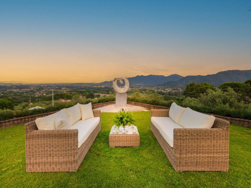 Photo de la galerie de l'établissement Villa in Tuscany with Pool and Scenic Views, à Lucques