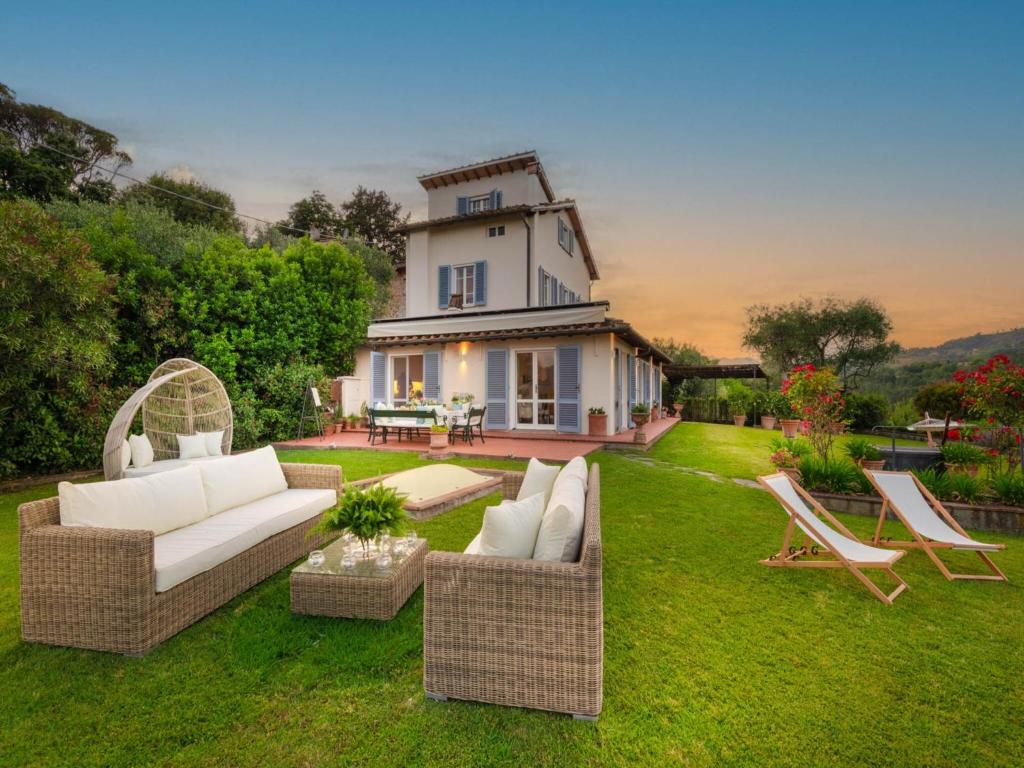Photo de la galerie de l'établissement Villa in Tuscany with Pool and Scenic Views, à Lucques