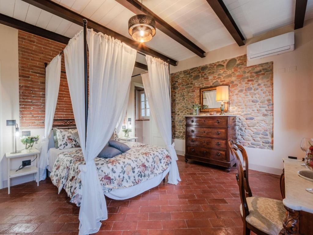 une chambre avec un lit avec moustiquaire dans l'établissement Villa in Tuscany near Montecarlo Wine Cellars, à Porcari 94 autres photos