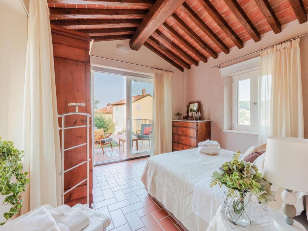 une chambre avec un lit et un balcon dans l'établissement Farmhouse in Lucca with Infinity Pool, à San Ginese 83 autres photos