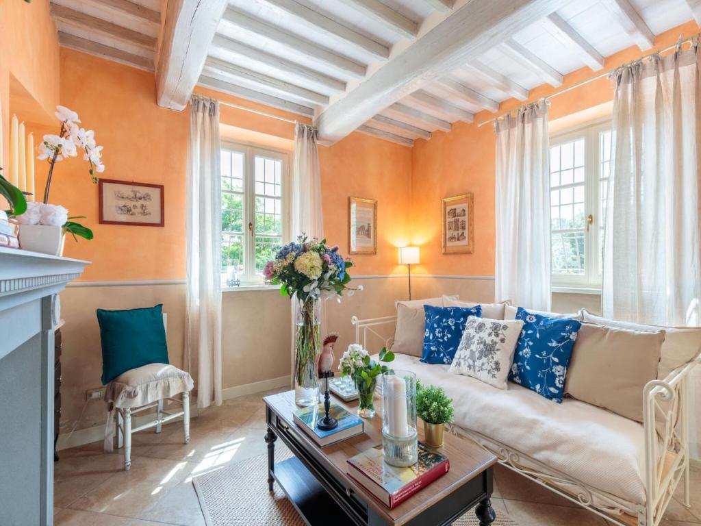 un salon avec un canapé et une table dans l'établissement Villa by hamlet of Fibbialla, à Camaiore