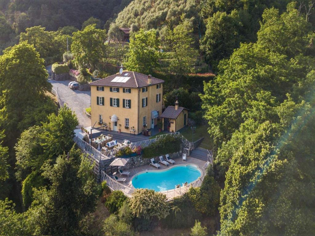 une vue aérienne d'une maison avec piscine dans l'établissement Villa by hamlet of Fibbialla, à Camaiore