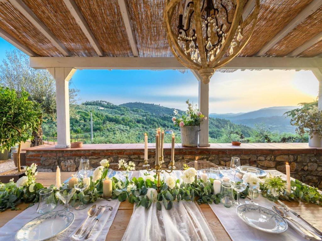 Photo de la galerie de l'établissement Farmhouse in Tuscany with Panoramic Pool, à Monsummano 65 autres photos