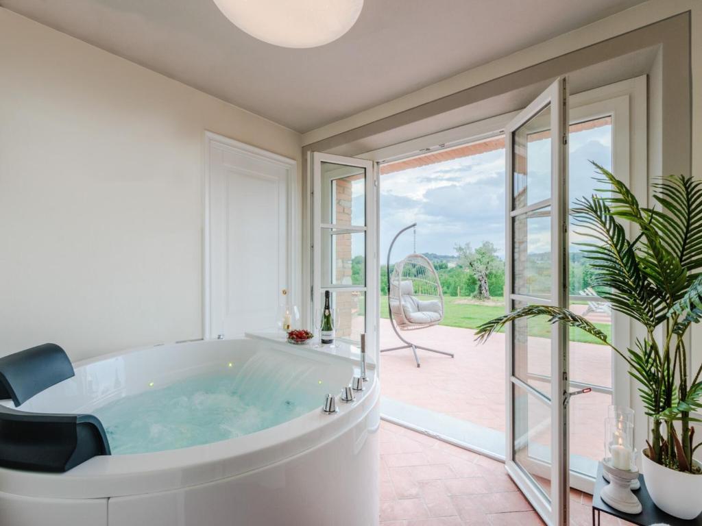 d'une grande salle de bains avec baignoire et d'une terrasse. dans l'établissement Villa in Lucca with Pool and Scenic Views, à Montecarlo