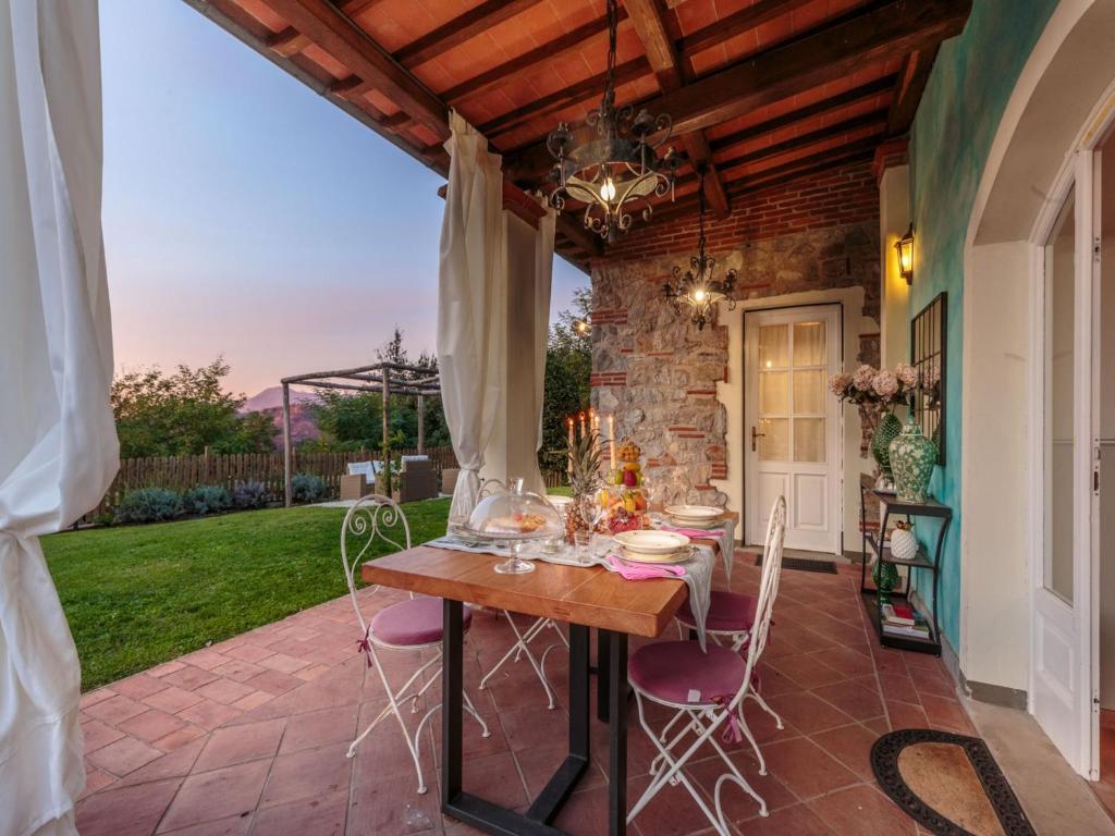 Photo de la galerie de l'établissement Farmhouse in Tuscany with Pool and Scenic Views, à Chiatri