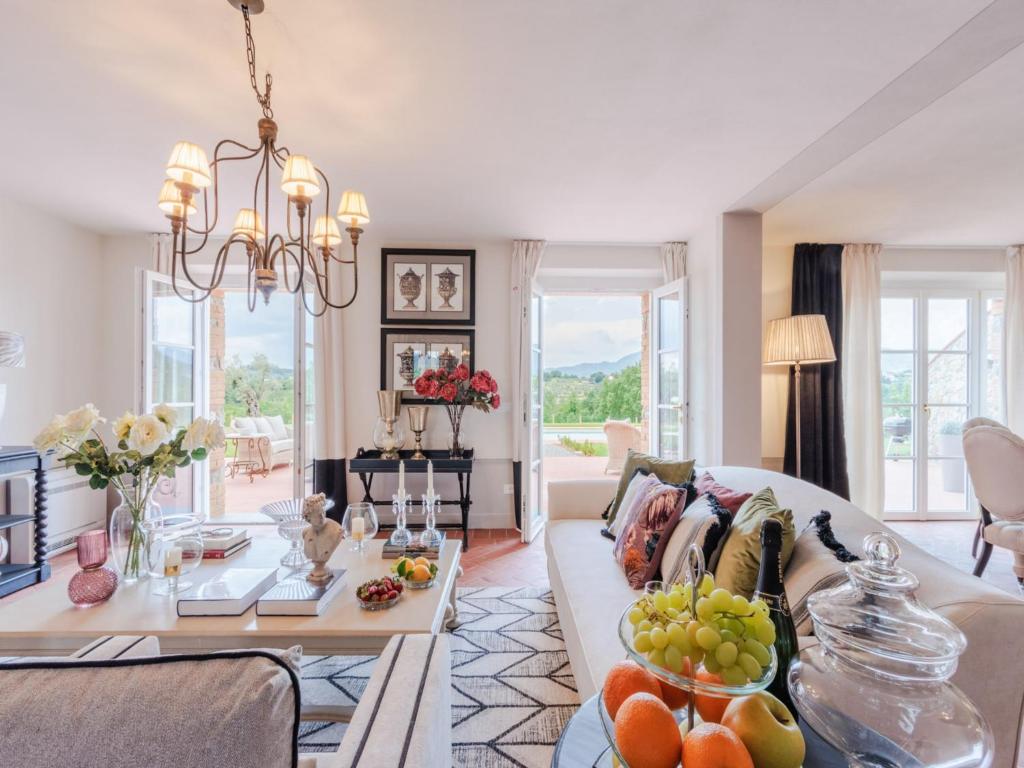 - un salon avec un canapé et une table avec des fruits dans l'établissement Villa in Lucca with Pool and Scenic Views, à Montecarlo