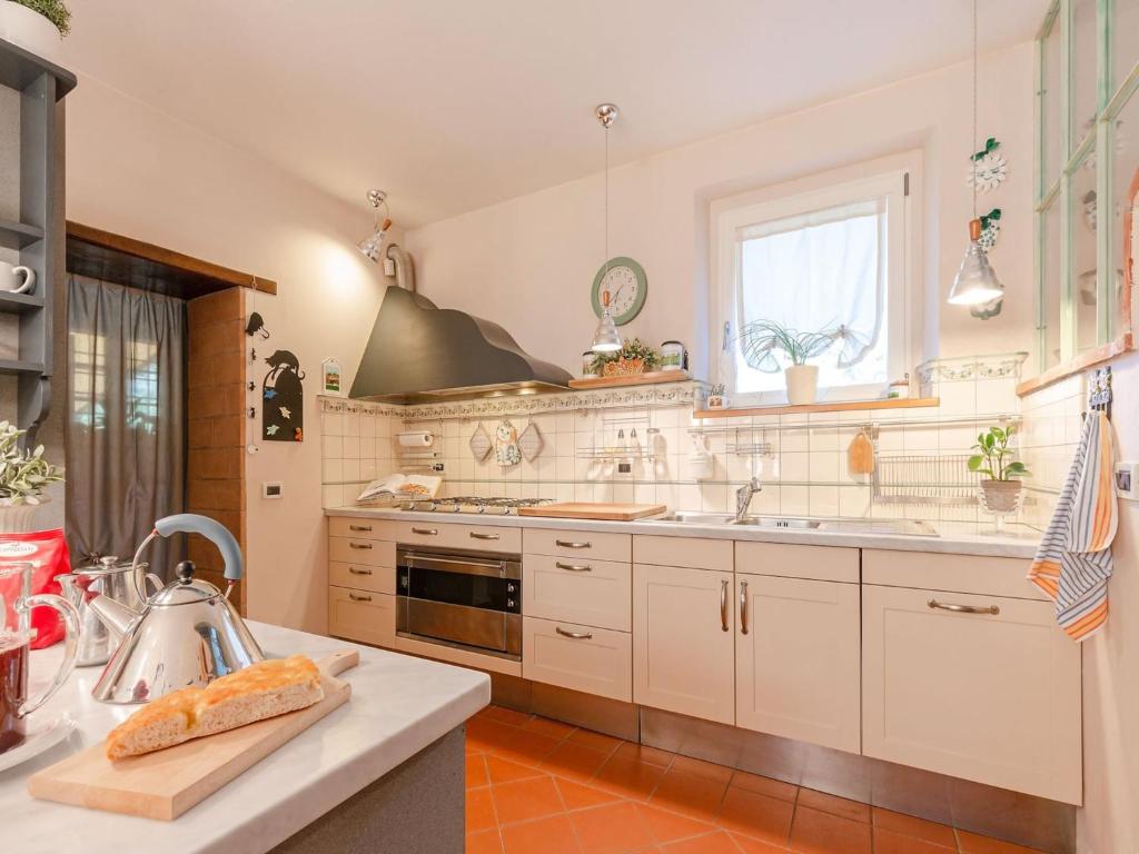 une cuisine avec des armoires blanches et un évier dans l'établissement Farmhouse in Lucca with Private Pool, à Capannori