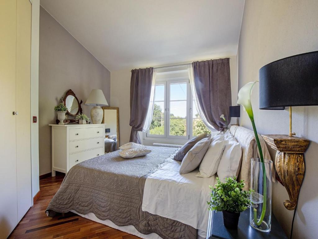 une chambre avec un grand lit avec une fenêtre dans l'établissement Farmhouse in Lucca with Private Pool, à Capannori 67 autres photos