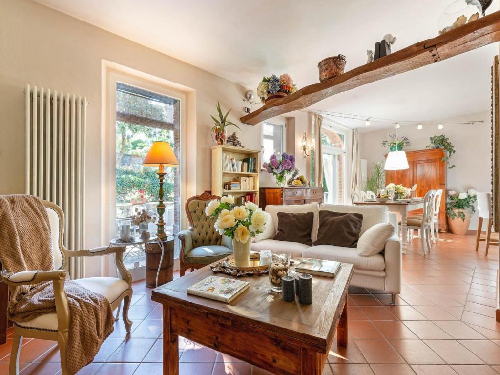 un salon avec un canapé et une table dans l'établissement Farmhouse in Lucca with Private Pool, à Capannori