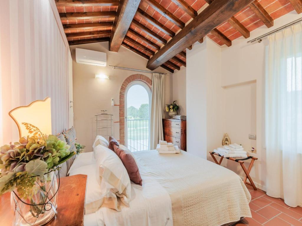 une chambre avec un lit et une fenêtre dans l'établissement Farmhouse in Lucca with Infinity Pool, à San Ginese