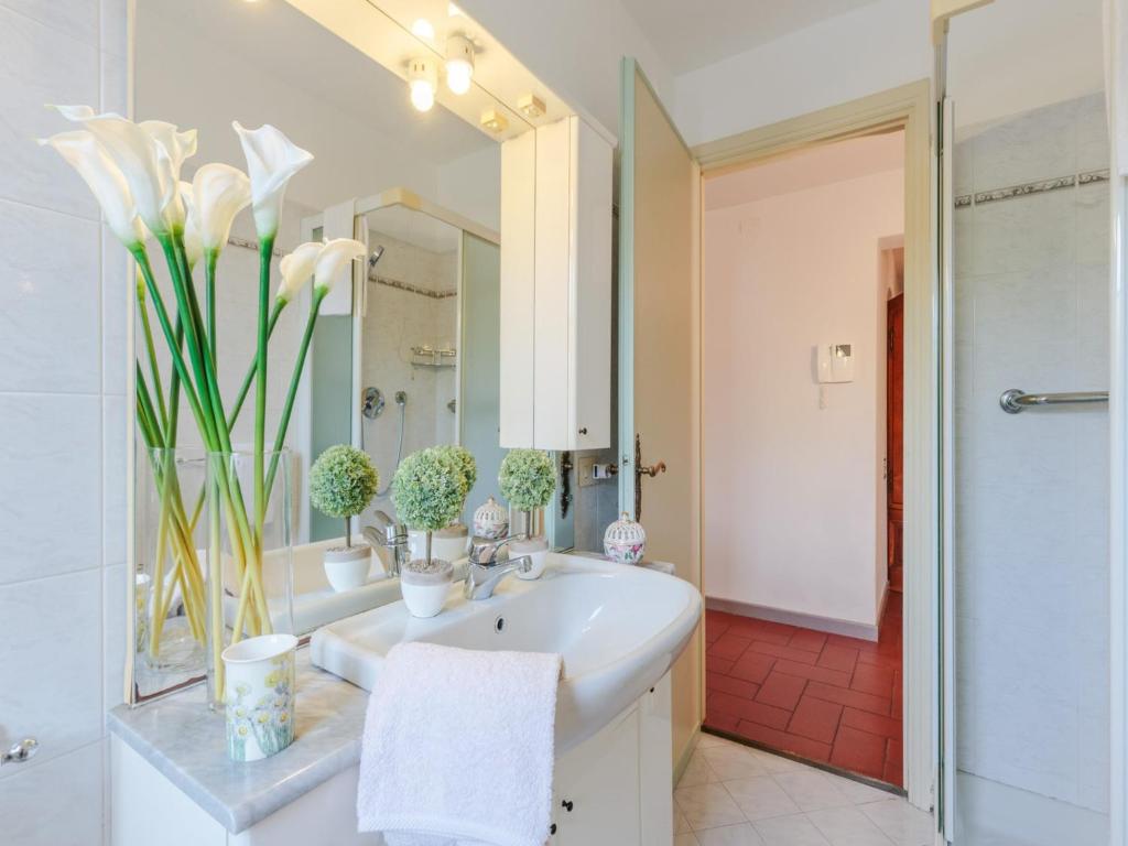 une salle de bain avec un lavabo et un grand miroir dans l'établissement Villa in Lucca with Pool and Countryside Views, à Cappella 68 autres photos
