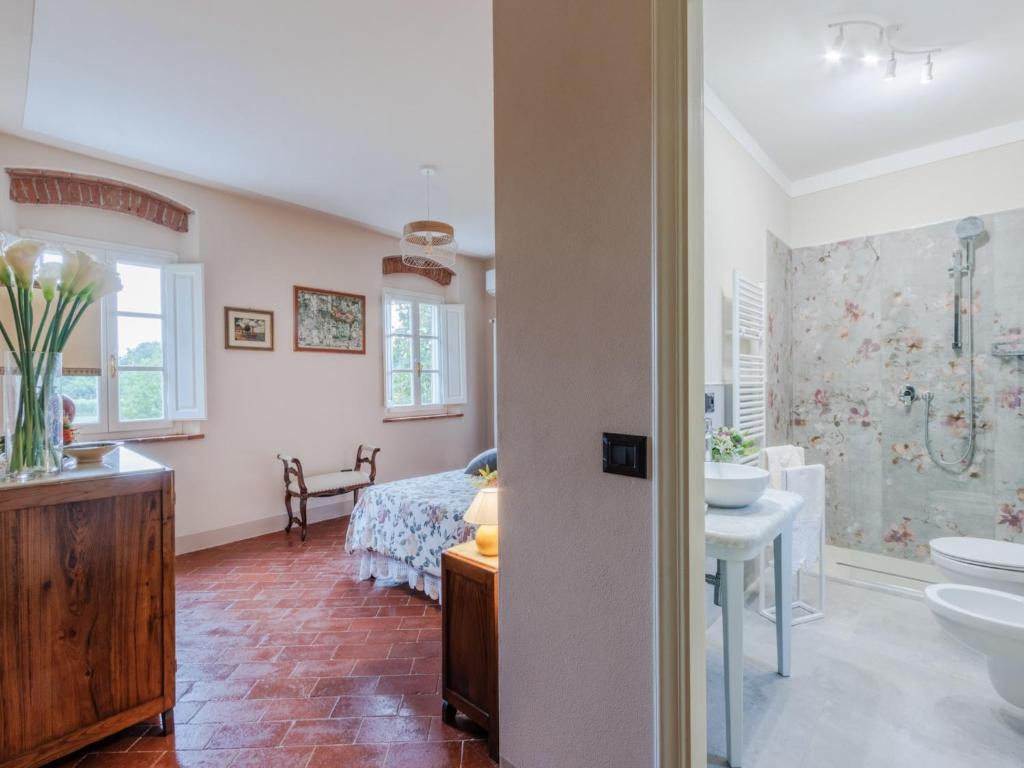 La salle de bains est pourvue d'un lit et d'un lavabo. dans l'établissement Villa in Tuscany near Montecarlo Wine Cellars, à Porcari