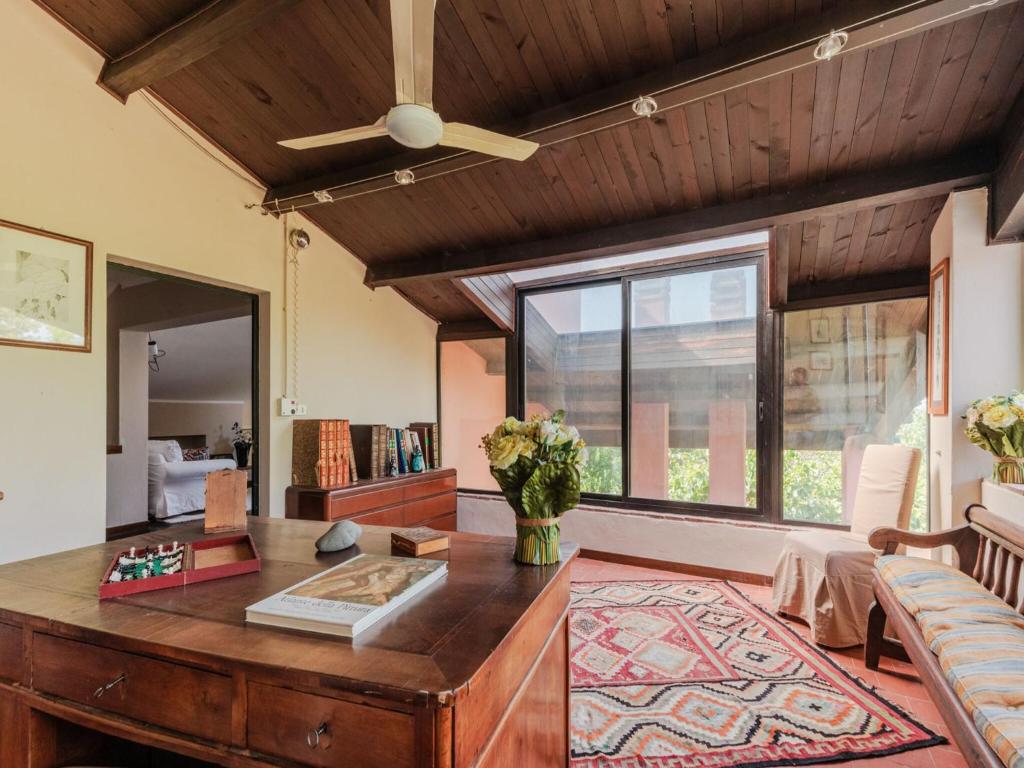 - un salon avec un bureau et une fenêtre dans l'établissement Villa in Tuscany with Private Pool and Charm, à Bientina