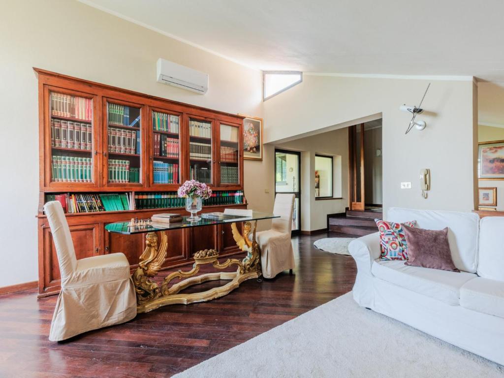 un salon avec un canapé blanc et une table dans l'établissement Villa in Tuscany with Private Pool and Charm, à Bientina 154 autres photos