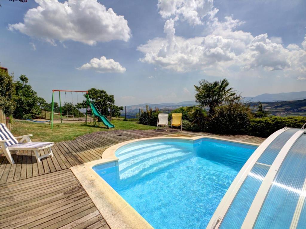 une piscine avec un toboggan et une aire de jeux dans l'établissement Gîte 75m² avec terrasse, nature et VTT - FR-1-496-99, à Valfleury