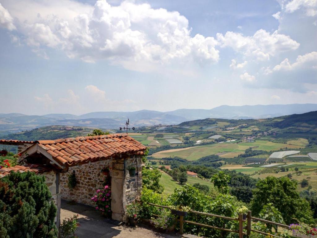 Cette maison en pierre offre une vue sur la vallée. dans l'établissement Gîte 75m² avec terrasse, nature et VTT - FR-1-496-99, à Valfleury