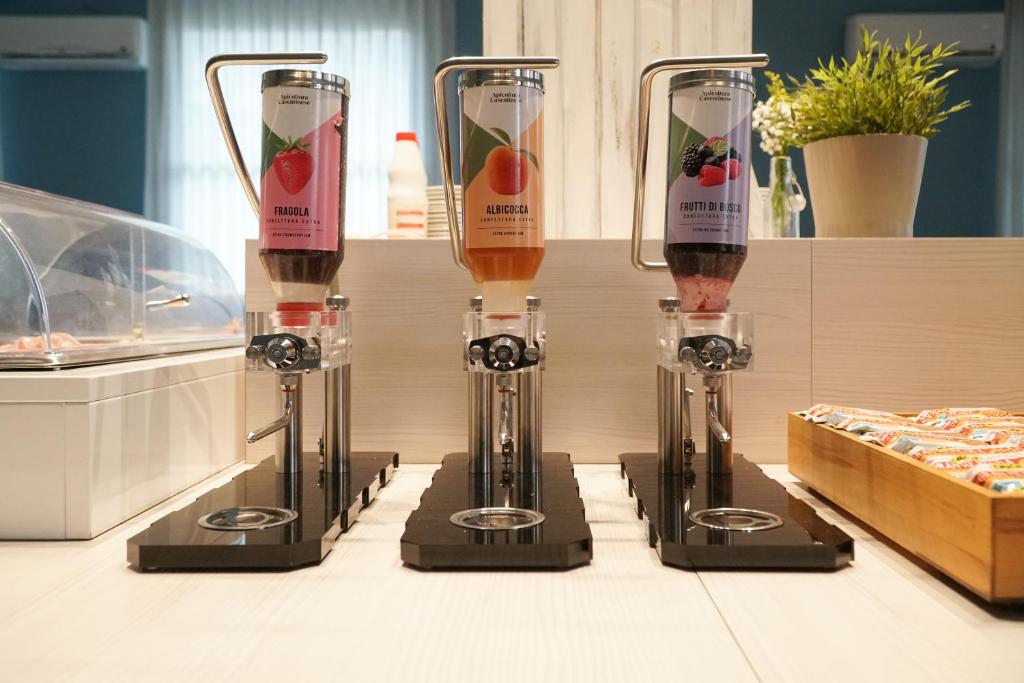 - deux verres à vin assis au-dessus d'un comptoir dans l'établissement Hotel Giordo, à Rimini