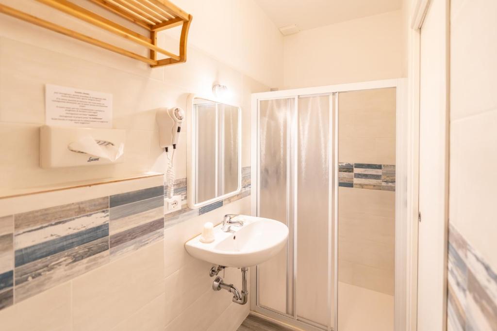 une salle de bain blanche avec lavabo et douche dans l'établissement Hotel Giordo, à Rimini 77 autres photos