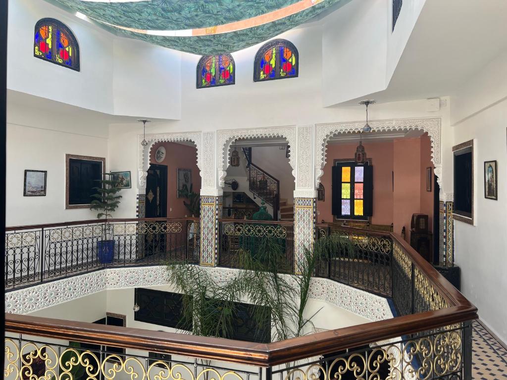un escalier orné dans un bâtiment avec des vitraux dans l'établissement Riad Zaid, à Marrakech
