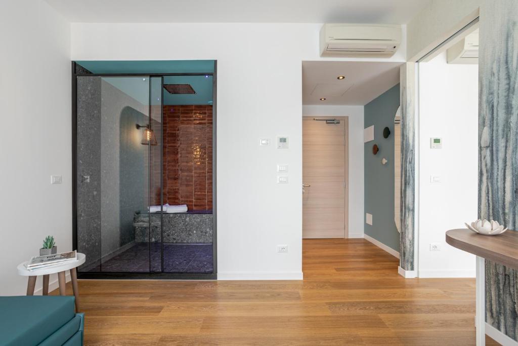 Cette chambre comprend une salle de bains pourvue d'un miroir. dans l'établissement Hotel Mayer, à Lido di Jesolo 54 autres photos