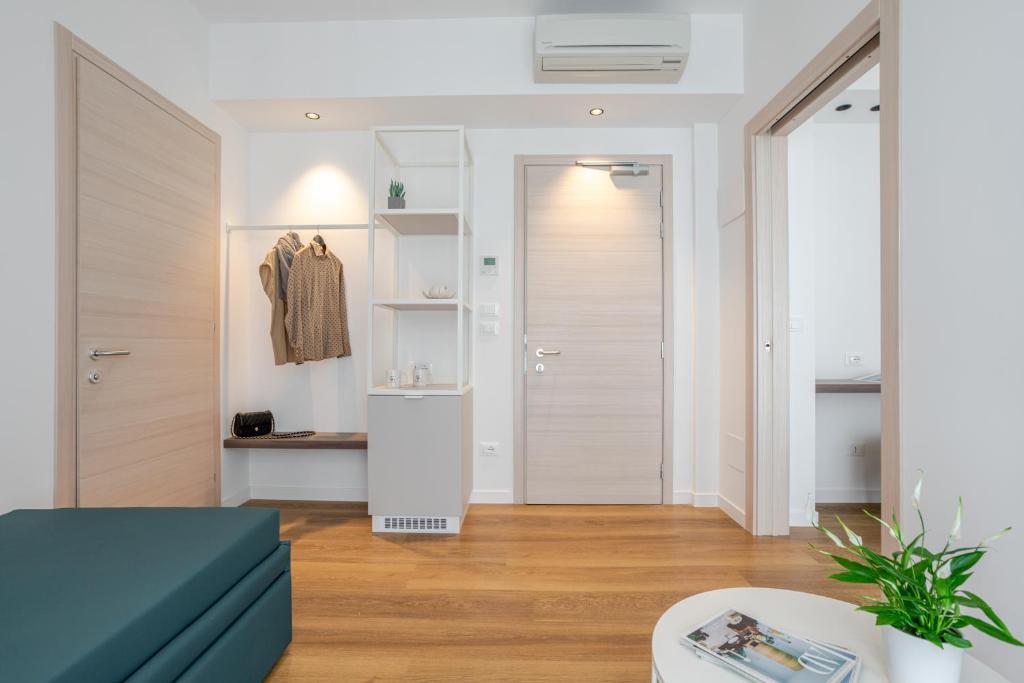 - un salon avec un canapé bleu et un placard dans l'établissement Hotel Mayer, à Lido di Jesolo