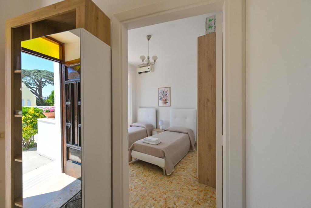 une chambre avec un lit et un salon dans l'établissement Villa Maddalena Ischia Giardino Privato e Parcheggio - Perfetta per 6 Ospiti, à Ischia 37 autres photos