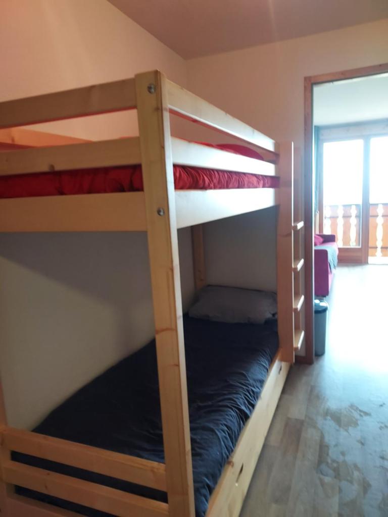 une chambre avec deux lits superposés dans une pièce dans l'établissement Le Rhodo, à Thollon-les-Mémises