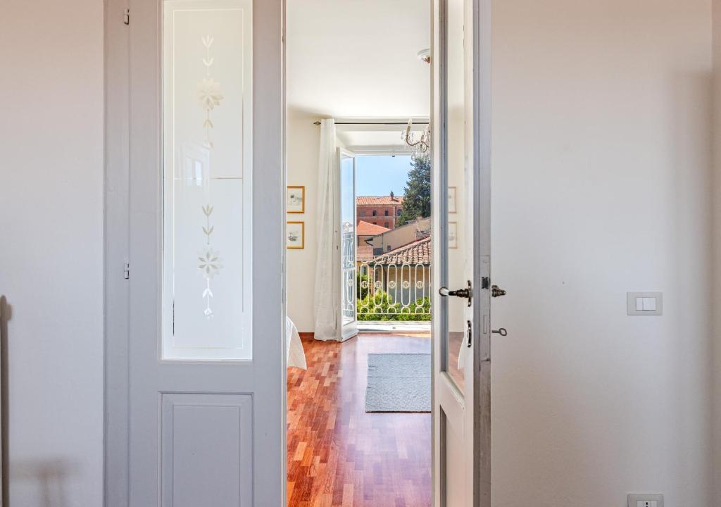 Hostly-San Giuseppe Luxury Apartment-By the Tower 3