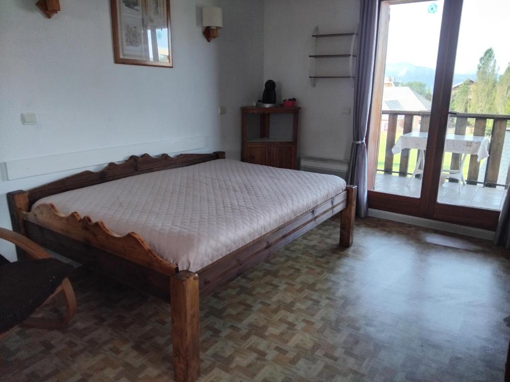 Cet appartement comprend une chambre dotée d'un lit et d'un balcon. dans l'établissement LA Source Blanche, à Saint-Jean