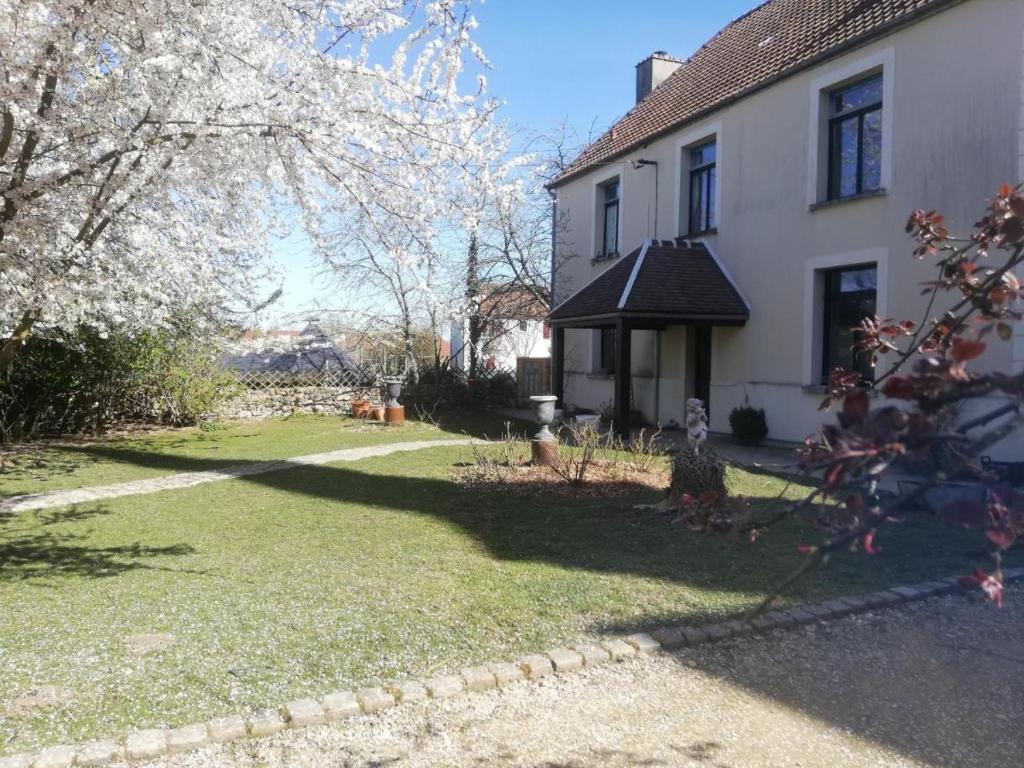 une maison avec une cour devant dans l'établissement Kotafinlandais, à Morsains 7 autres photos
