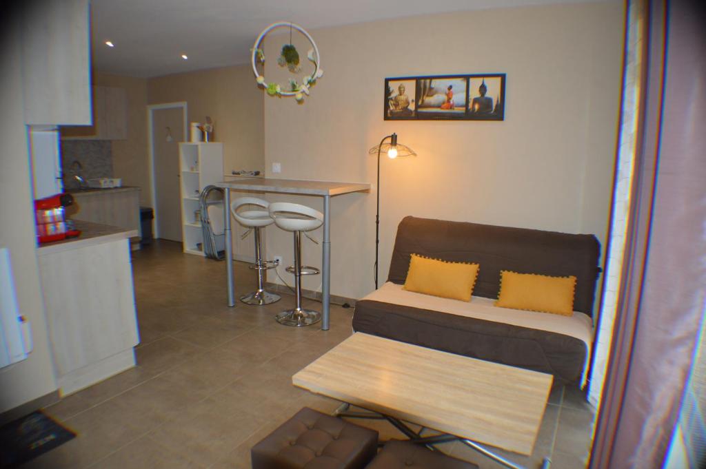 un salon avec un canapé et une table dans l'établissement Au Coeur du Bien-Etre, gîte avec piscine chauffée et couverte, SPA, sauna, massages, à Monteaux