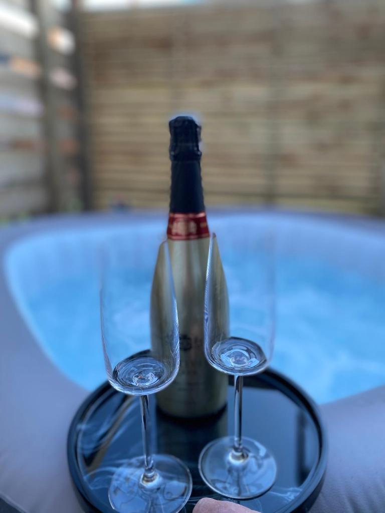 Lovely 3 bed with jacuzzi, close to airport, driveway, wifi 4