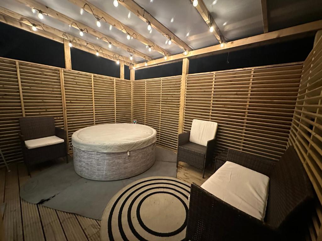 Lovely 3 bed with jacuzzi, close to airport, driveway, wifi 3