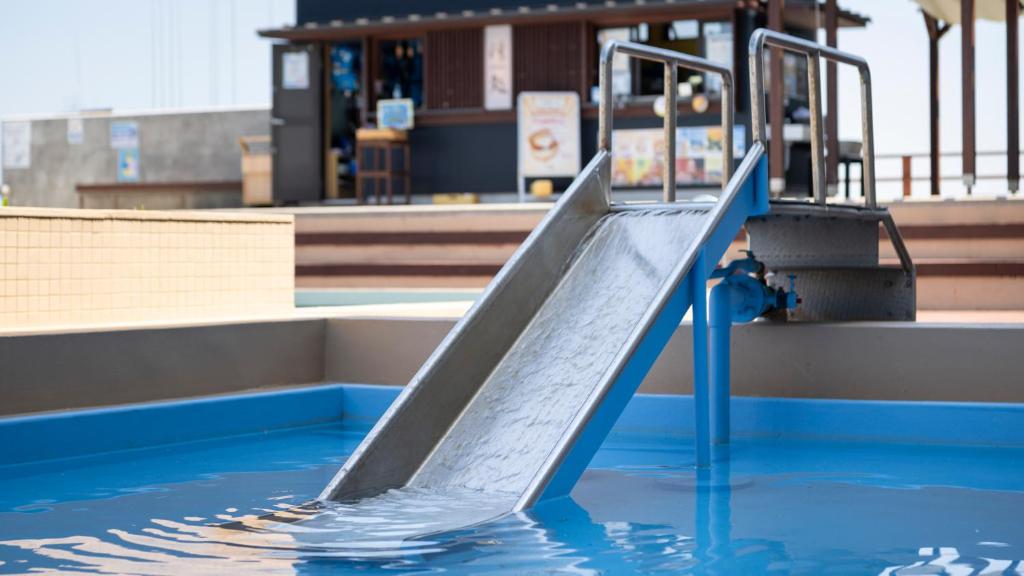 - un toboggan dans la piscine dans l'établissement Awakan, à Sumoto