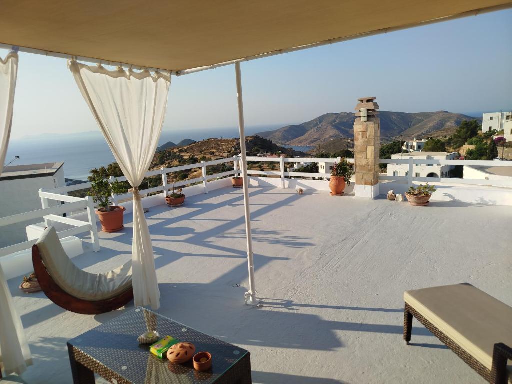 Manos House in Chora 6