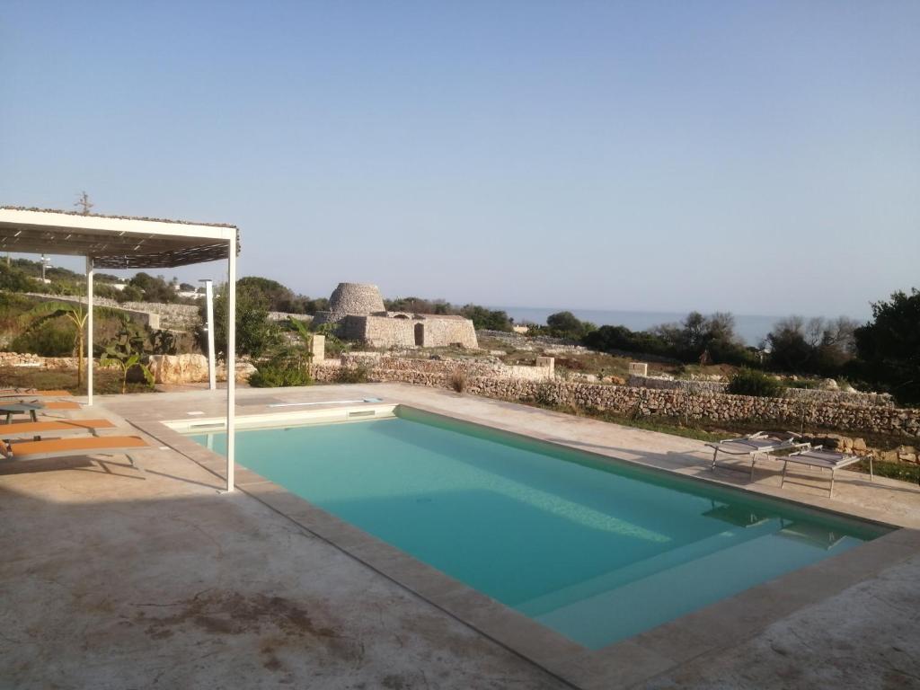 - une piscine dans une villa avec vue dans l'établissement Casina Le Muse, à Marina di Pescoluse