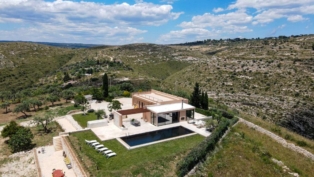 - une vue aérienne sur une maison dans les collines dans l'établissement Redimeti Country House, à Avola