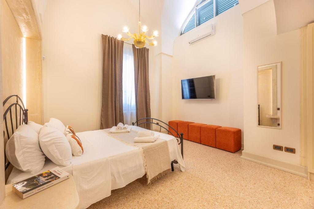 une chambre avec un lit, une télévision et un canapé dans l'établissement Villa Covile, à Casarano