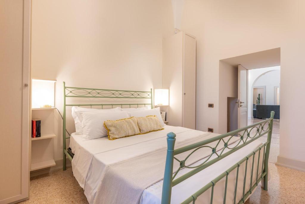 une chambre avec un grand lit avec des draps blancs dans l'établissement Villa Covile, à Casarano 36 autres photos